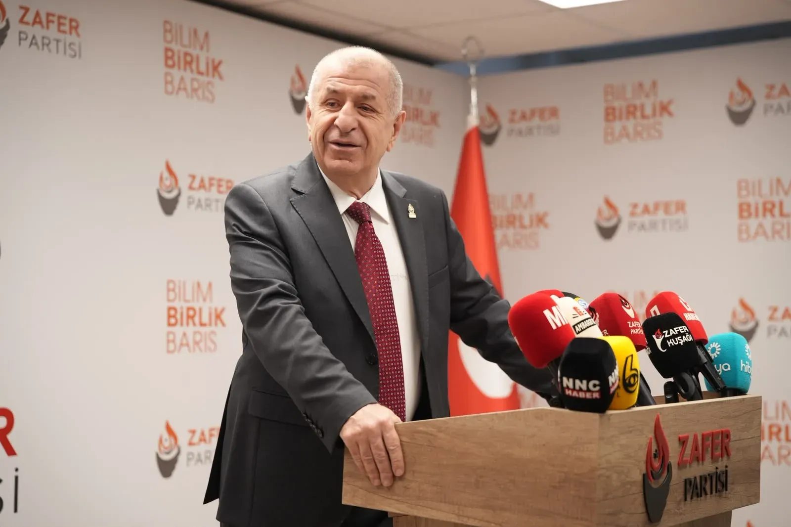 “FONCULAR DIŞARIDA DOLAŞMAYA DEVAM EDERKEN GAZETECİLER TUTUKLANIYOR”